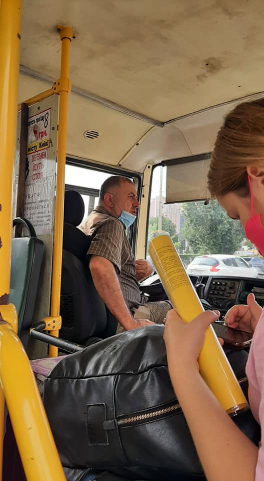 У Києві водій не пустив у маршрутку жінку з п'ятьма дітьми: "у мене лише двоє дверей" (фото)