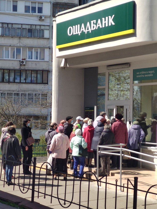 Пенсіонери в Києві влаштували тисняву під банком: "карантинні" фото