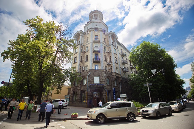 Улица Институтская, 10/1 – Жилой дом