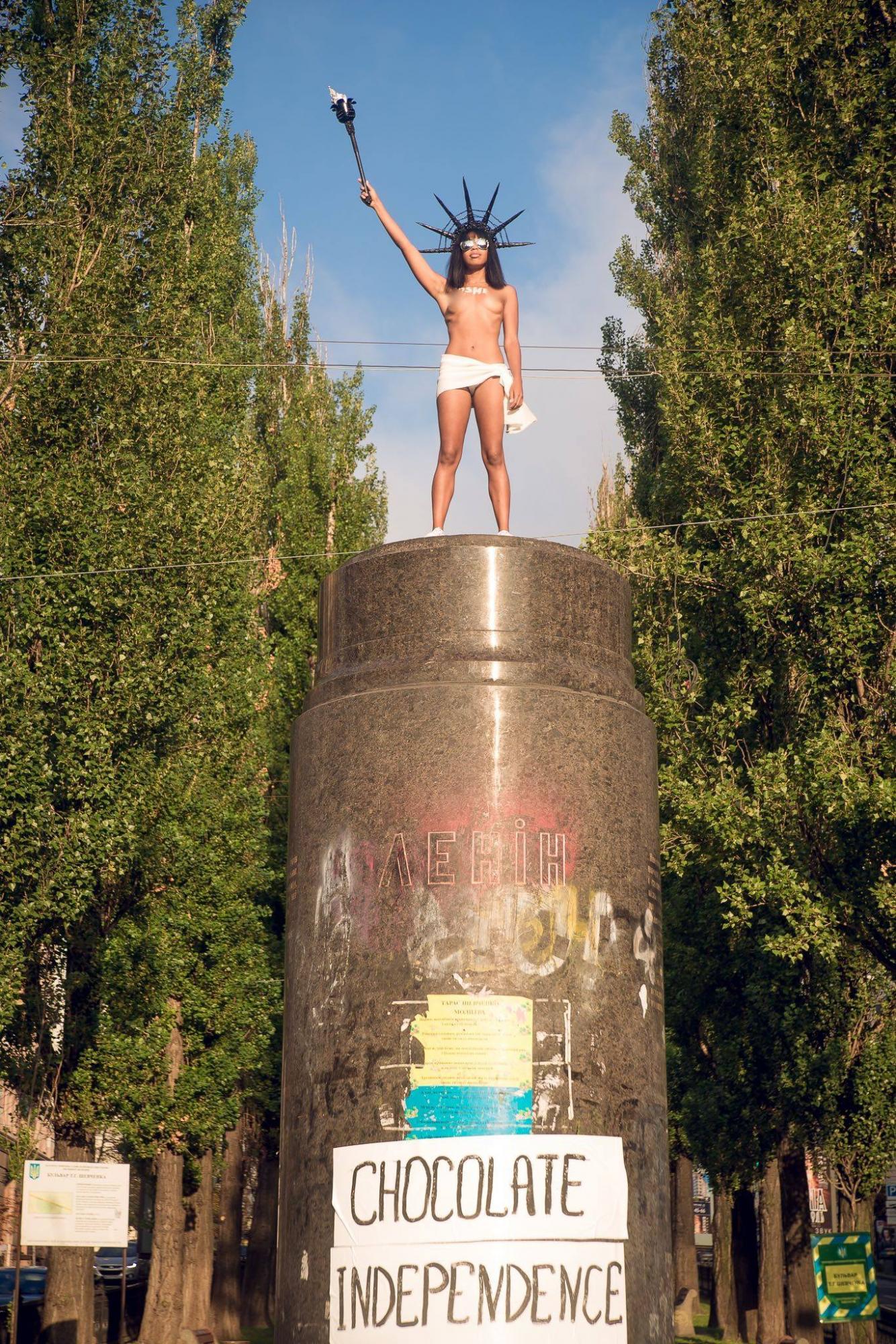 В Киеве активистка Femen залезла на место павшего Ленина и бросалась конфетами