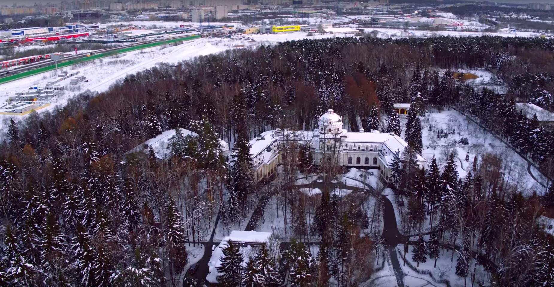 Чтобы не смотрели: под Москвой из-за дворца зама Медведева в домах замуровали окна (видео)