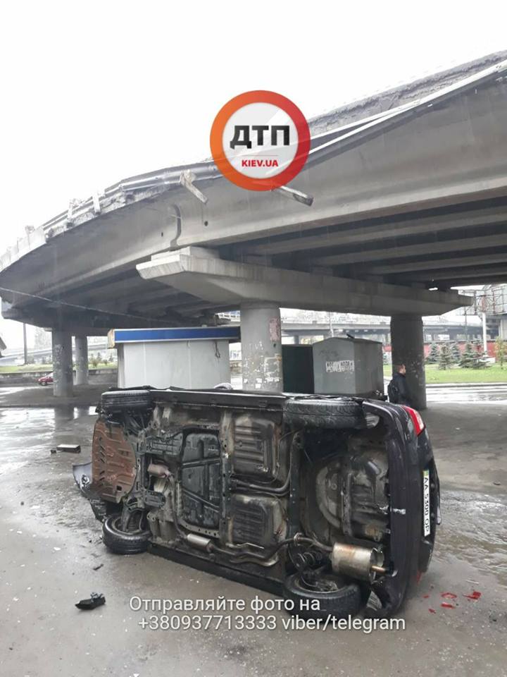 В Киеве авто с ребенком вылетело с моста