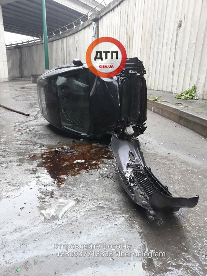 У Києві авто з дитиною вилетіло з мосту