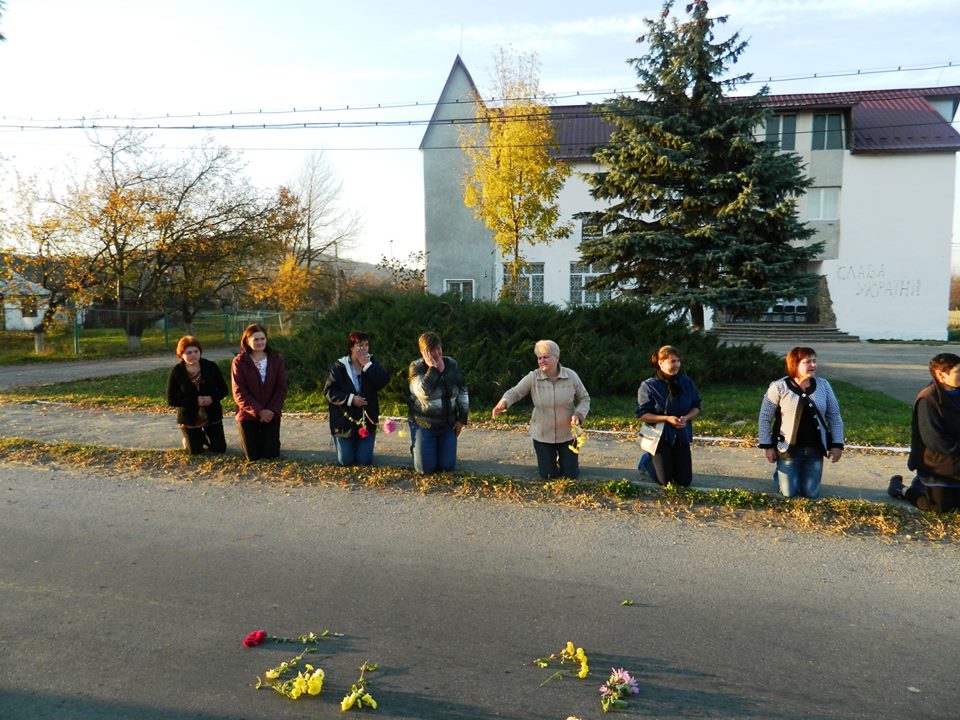 На Прикарпатті на колінах прощались з загиблим в зоні АТО (фото)