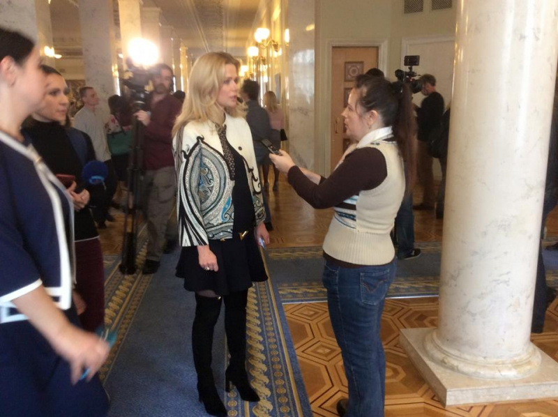 "Не заздріть": в мережі показали, скільки витрачає депутат "воюючої країни" на одне вбрання