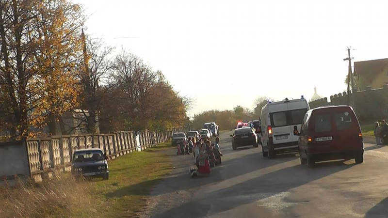 На Прикарпатті на колінах прощались з загиблим в зоні АТО (фото)