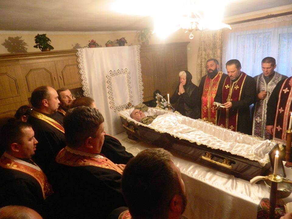 На Прикарпатті на колінах прощались з загиблим в зоні АТО (фото)