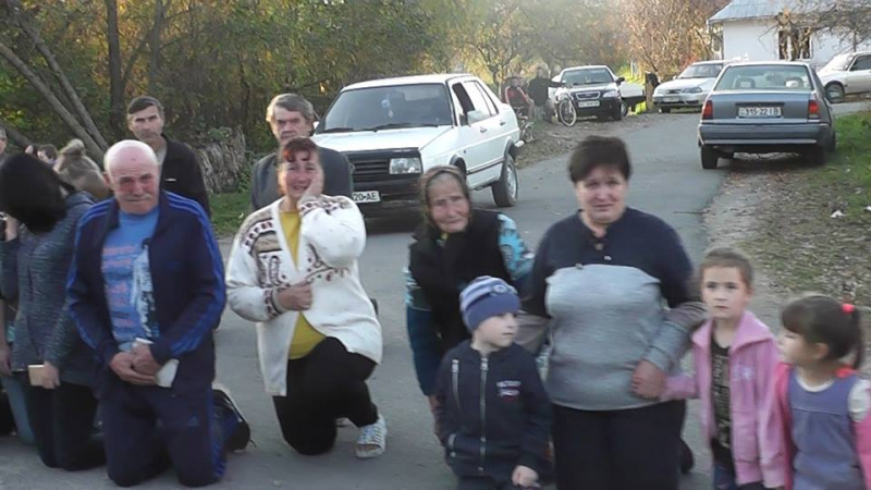 На Прикарпатті на колінах прощались з загиблим в зоні АТО (фото)