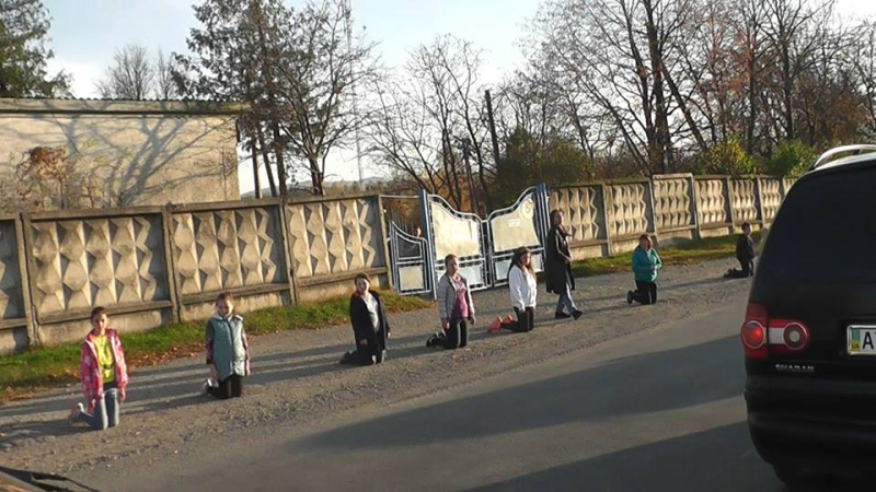 На Прикарпатті на колінах прощались з загиблим в зоні АТО (фото)