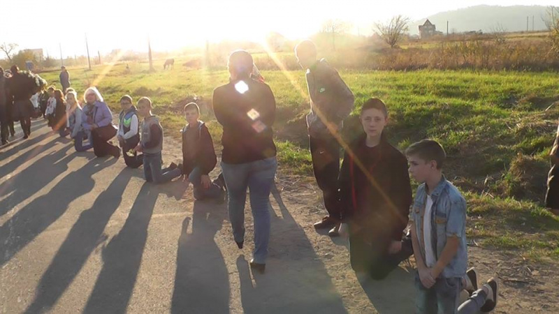 На Прикарпатті на колінах прощались з загиблим в зоні АТО (фото)