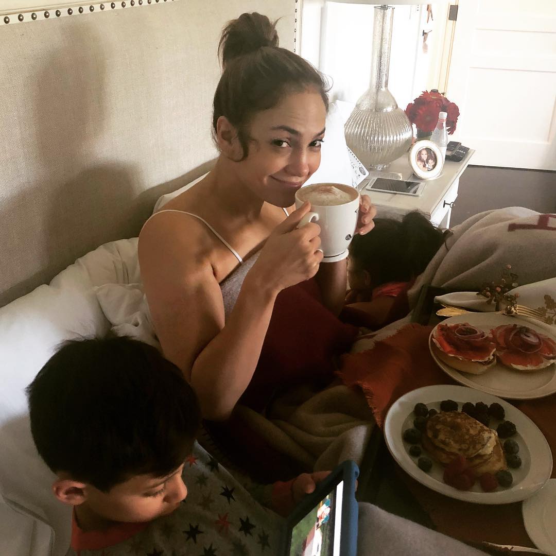 48-летняя Дженнифер Лопес удивила поклонников необычным фото без макияжа