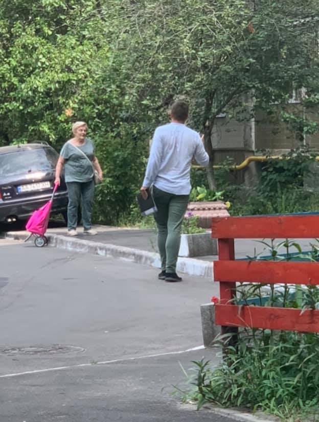 У Києві зняли на відео шахрая, який ходить по квартирах і "розводить" пенсіонерів