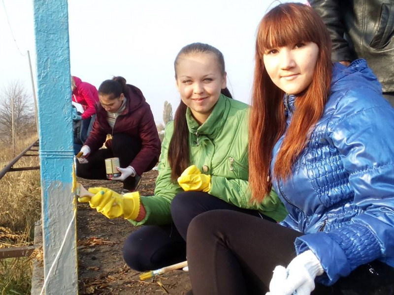 В Луганской области молодежь сделала патриотичными два моста