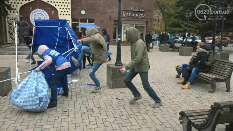 "Вітром здуло": з наметами "Оппоблока" сталася "маленька неприємність" у Маріуполі