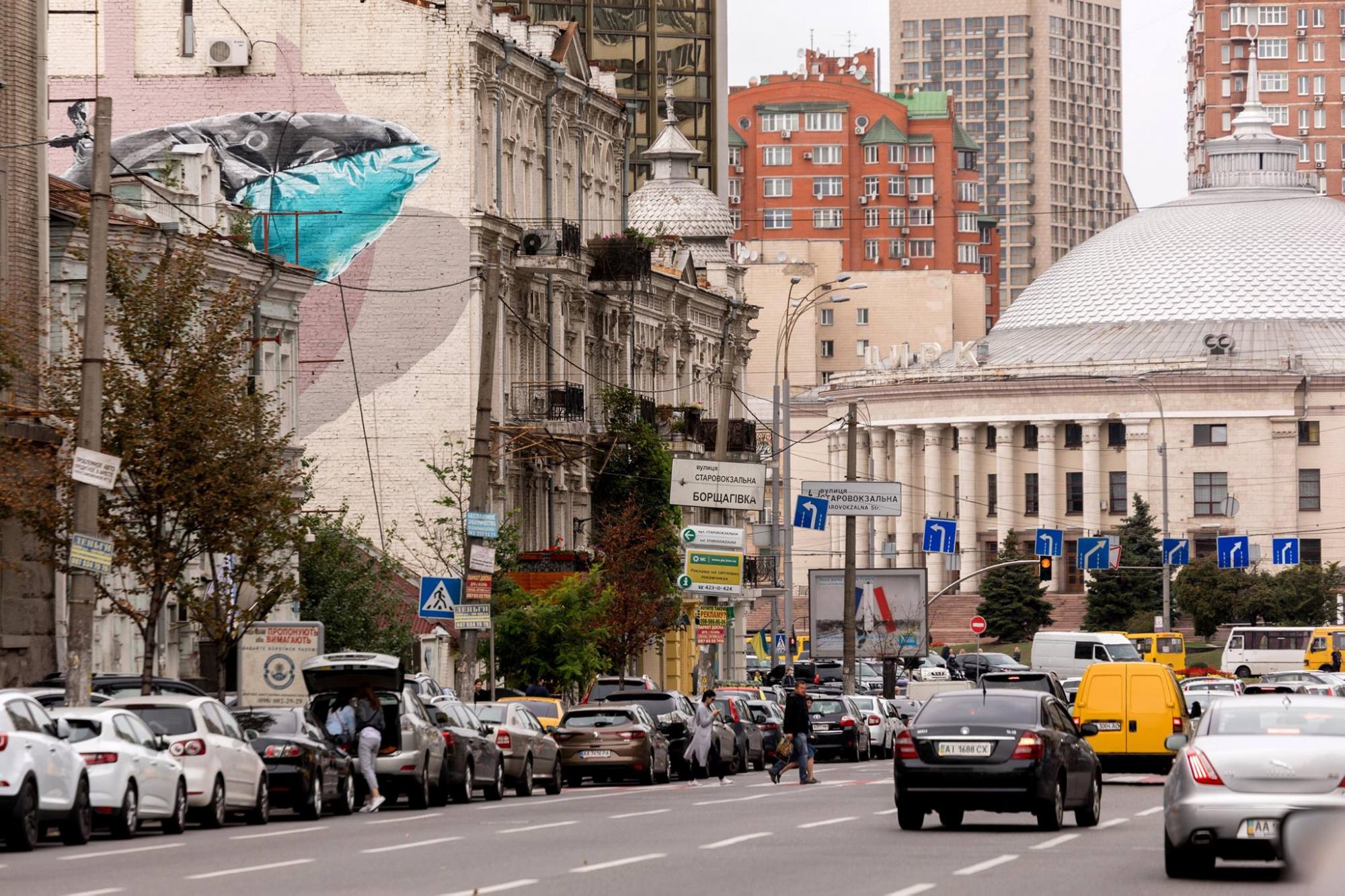 В центре Киева появился новый мурал с исчезающим кашалотом