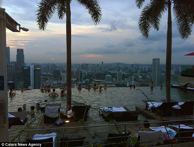 Студентка з Австралії їздить по всьому світу на побачення з багатими чоловіками