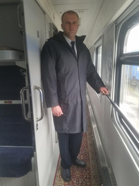 "Плащ енкаведиста": в мережі обговорили нову форму працівників "Укрзалізниці"