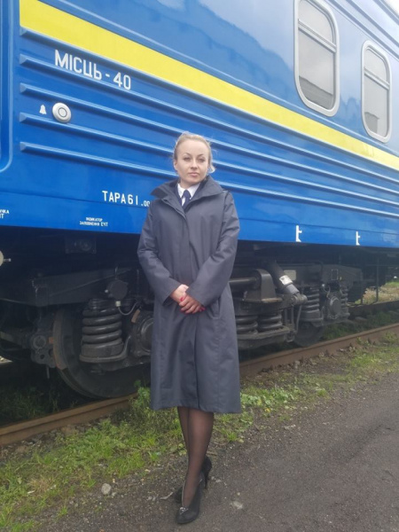 "Плащ енкаведиста": в мережі обговорили нову форму працівників "Укрзалізниці"