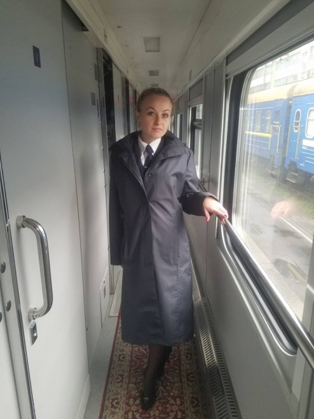 &quot;Плащ енкаведиста&quot;: в мережі обговорили нову форму працівників &quot;Укрзалізниці&quot;