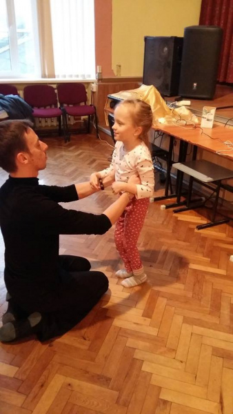 Хочу ходити: сестри-двійнята з ДЦП терміново потребують допомоги