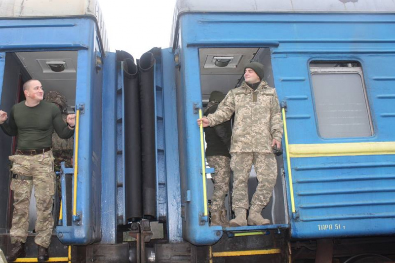 В сети показали трогательные фото встречи украинских защитников в родном городе