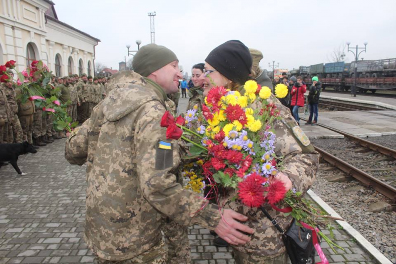 В сети показали трогательные фото встречи украинских защитников в родном городе