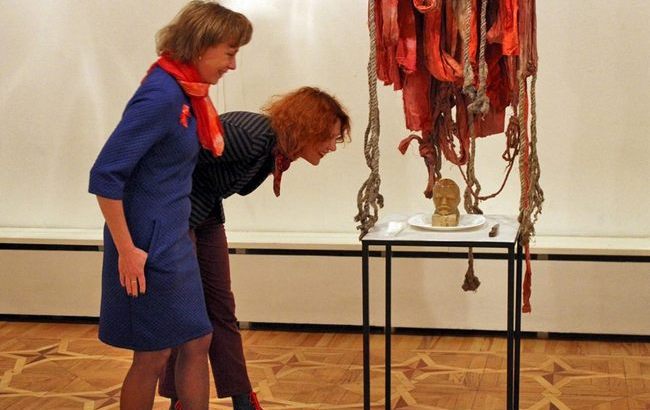 "12 ножей в спину революции": художница сварила холодец в виде головы вождя