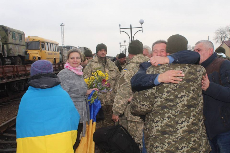 В сети показали трогательные фото встречи украинских защитников в родном городе