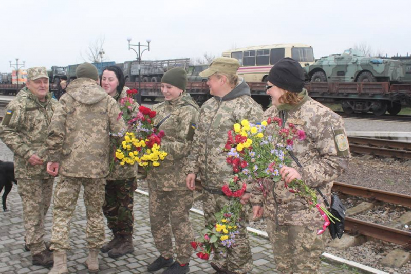 В сети показали трогательные фото встречи украинских защитников в родном городе
