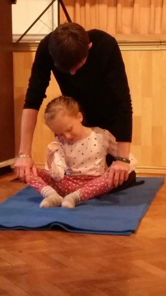 Хочу ходити: сестри-двійнята з ДЦП терміново потребують допомоги