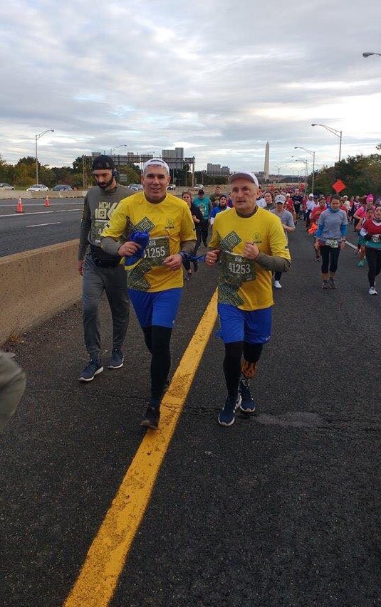 Незрячий ветеран АТО на протезе принял участие в Марафоне морской пехоты в США