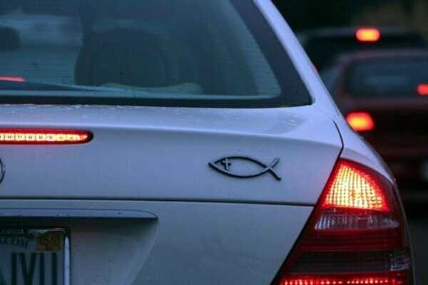 Що означає фігурка рибки на авто? Тримайте відповідь!