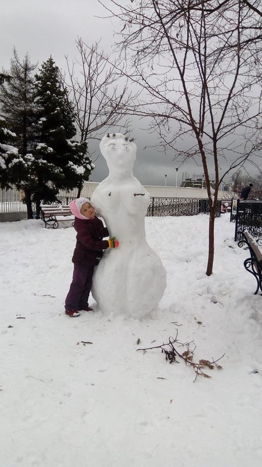 У мережі з'явилися фото "еротичних" сніговиків в Одесі