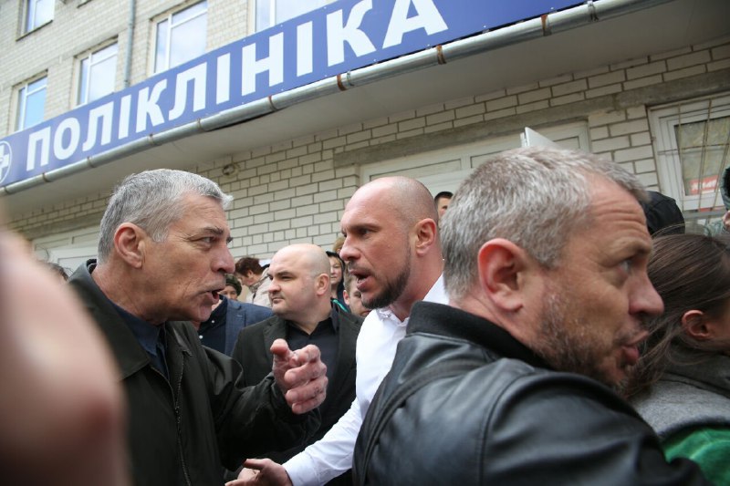 Под Киевом местные жители заблокировали главврача в кабинете, требуя его увольнения
