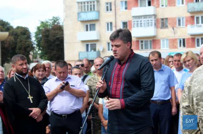 Без отца осталось двое детей: на Волыни провели в последний путь погибшего на Донбассе бойца (фото)