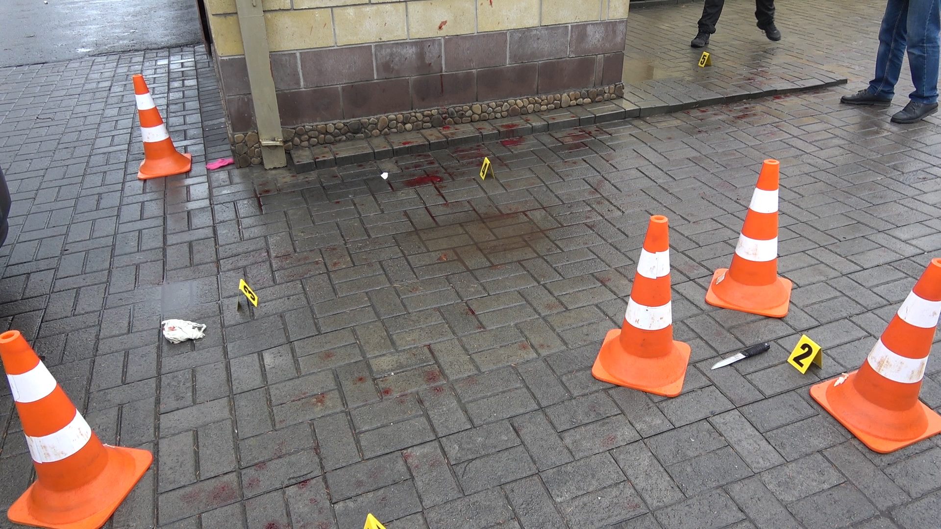 У Сумах чоловік влаштував різанину в центрі міста