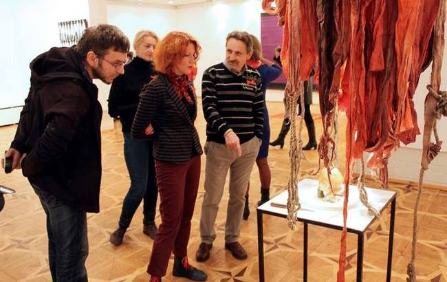 "12 ножей в спину революции": художница сварила холодец в виде головы вождя