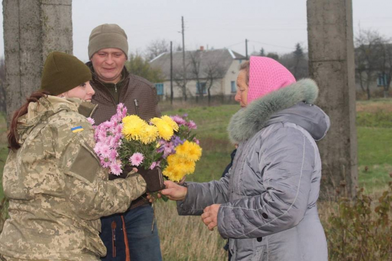 В сети показали трогательные фото встречи украинских защитников в родном городе