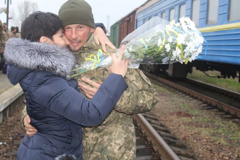 В сети показали трогательные фото встречи украинских защитников в родном городе