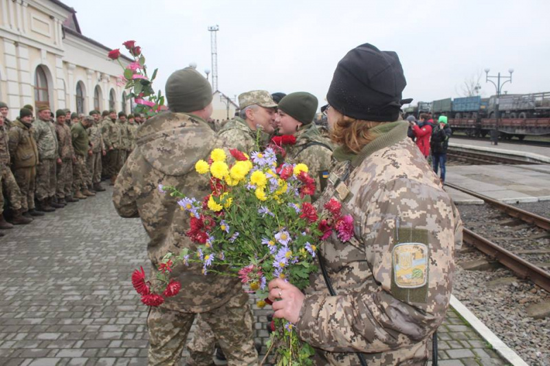 В сети показали трогательные фото встречи украинских защитников в родном городе