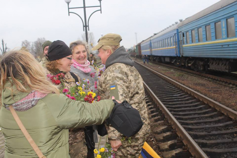 В сети показали трогательные фото встречи украинских защитников в родном городе