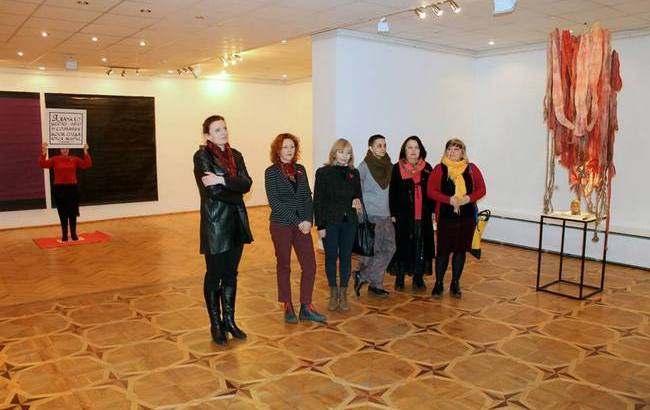 "12 ножей в спину революции": художница сварила холодец в виде головы вождя