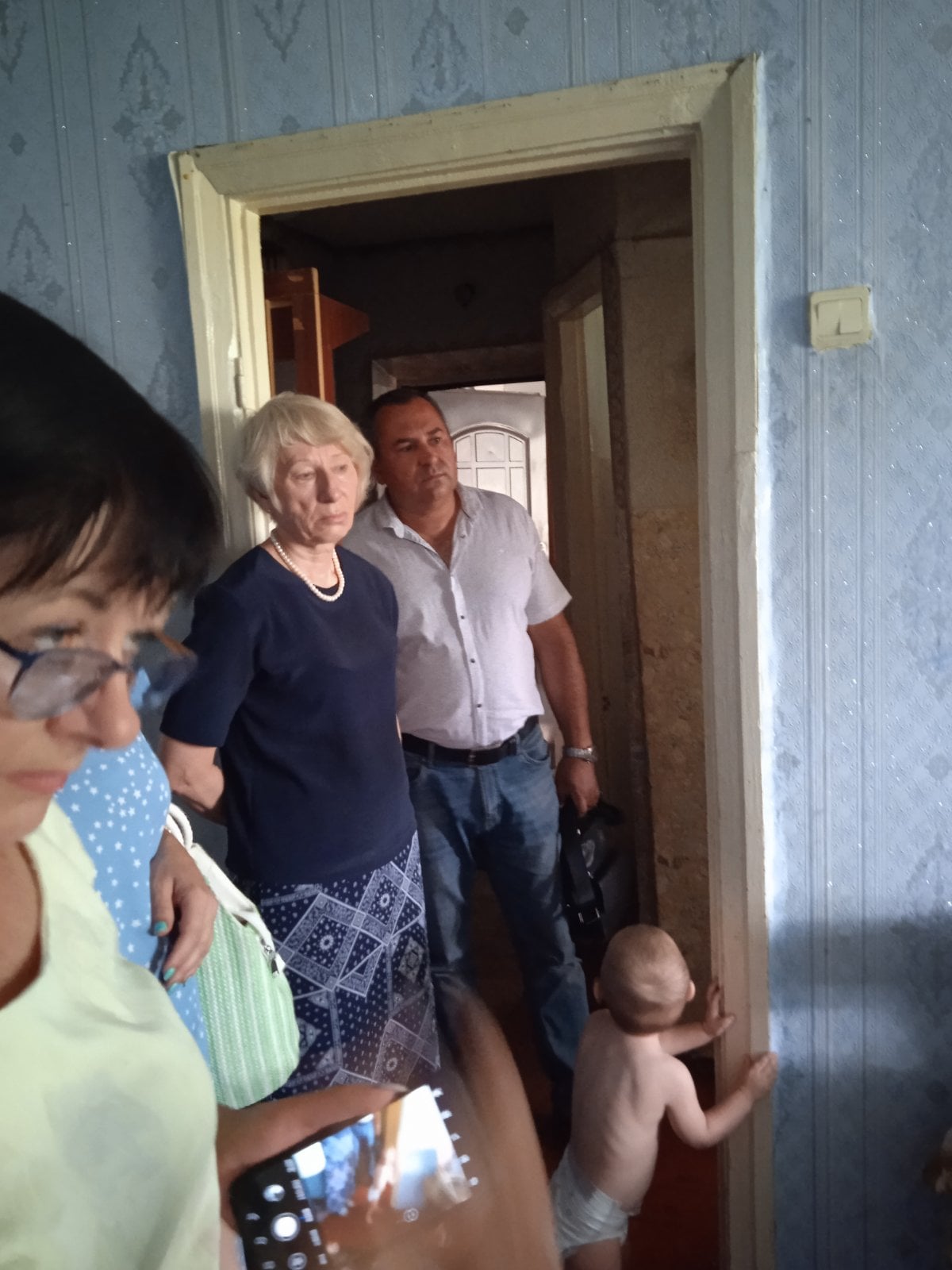 У Первомайську однорічного малюка хотіли викинути з балкона: деталі моторошної історії
