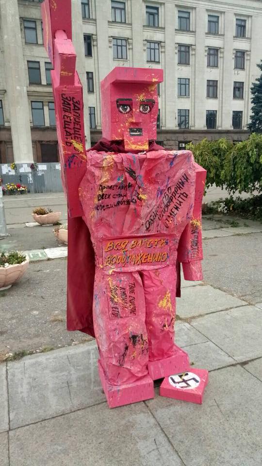 "Опудало комунізму": в Одесі "ватники" встановили дивну скульптуру