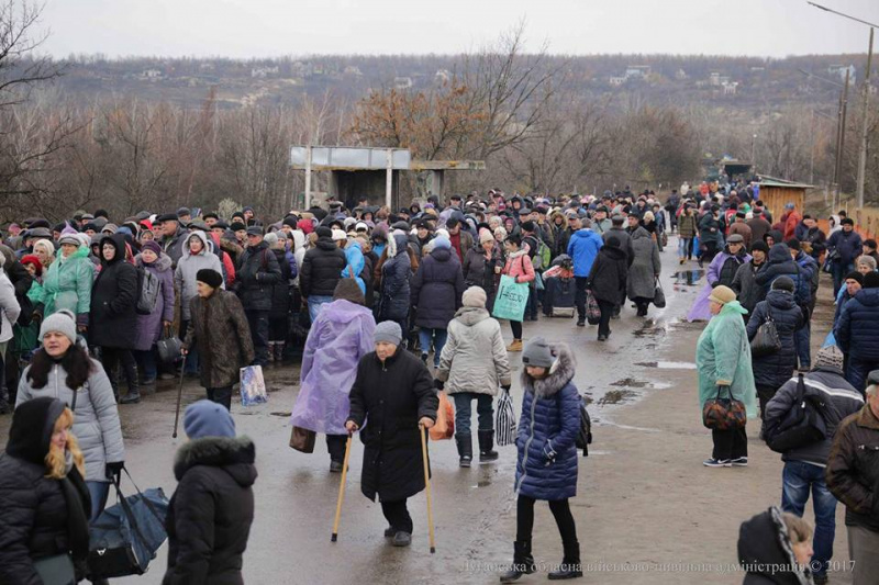 &quot;Каждый раз начинает сводить зубы&quot;: в сети показали, как жители Донбасса проходят пункт пропуска в Станице Луганской