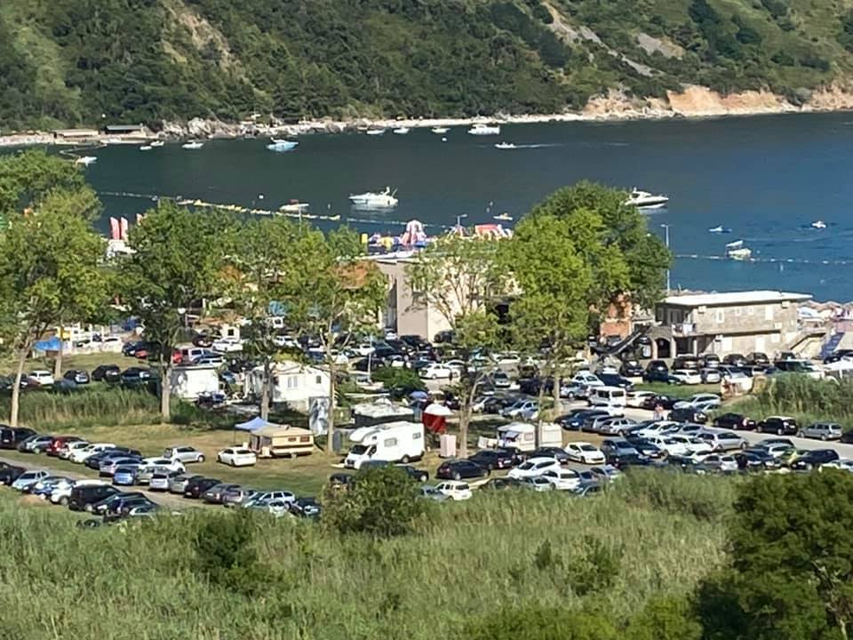 У морі сміття, лежаки втридорога: українець розповів про "пекельний" відпочинок у Чорногорії