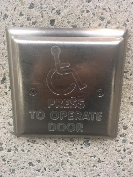 "Паралельний світ" волонтер сколихнула мережу, порівнявши Україну й США (фото)