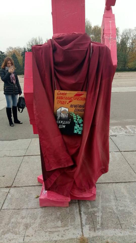 "Опудало комунізму": в Одесі "ватники" встановили дивну скульптуру