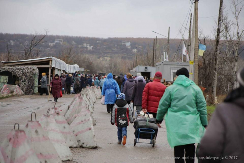 &quot;Каждый раз начинает сводить зубы&quot;: в сети показали, как жители Донбасса проходят пункт пропуска в Станице Луганской