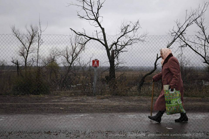 &quot;Каждый раз начинает сводить зубы&quot;: в сети показали, как жители Донбасса проходят пункт пропуска в Станице Луганской